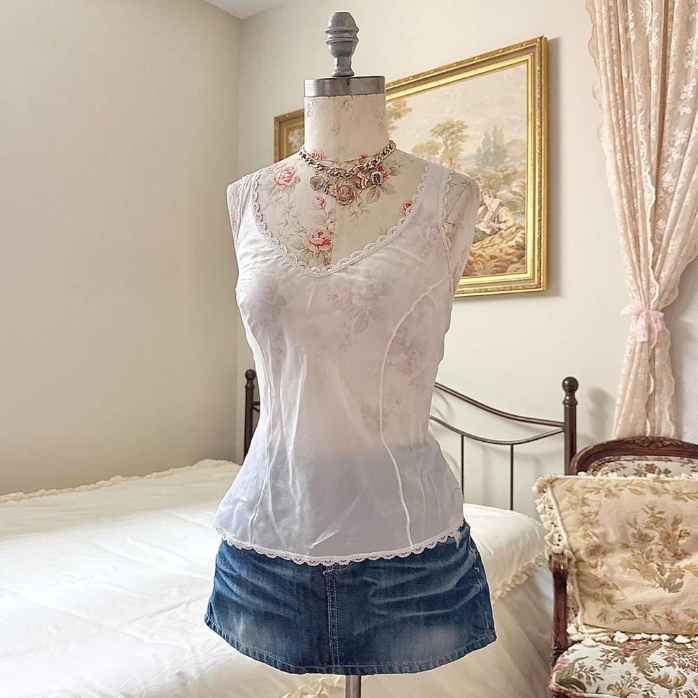 90s fits size large white cami with delicate lace trim